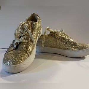 Women’s/teens sparkly gold tennis shoe
